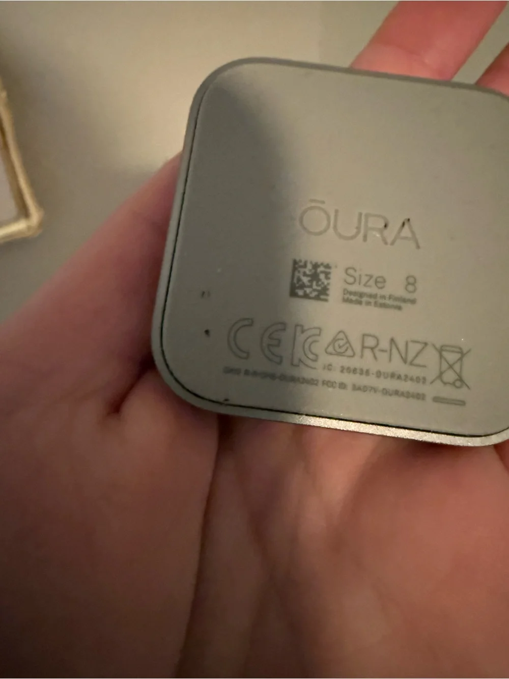 OURA RING SIZE 8 SILVER. ALSO COMES WITH COVERS TO MIX AND MATCH COLOR.